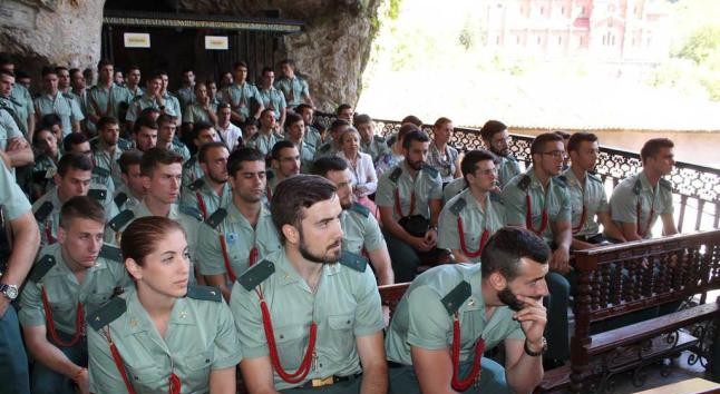 Los alumnos de la 63ª promoción de la Escuela de la Guardia Civil de Aranjuez eligieron la Santa Cueva de Covadonga para cerrar su visita a Asturias con motivo del viaje de estudios.
